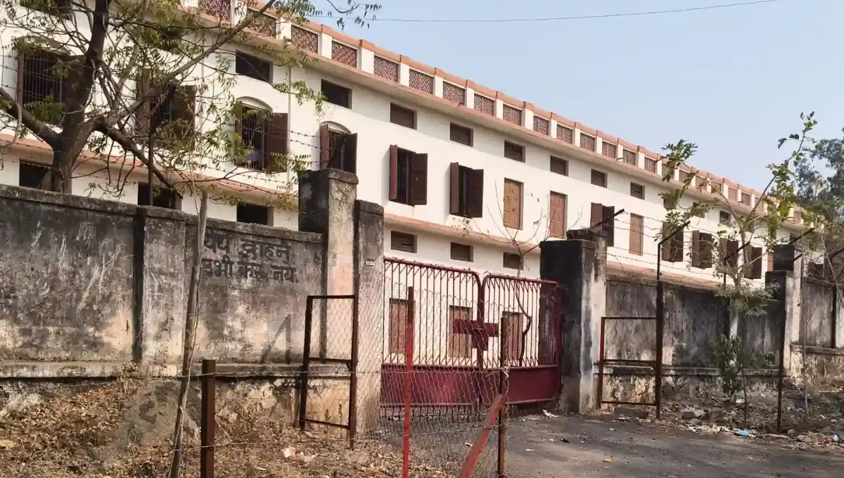 केला हिंदी हायस्कूलचा मनमानी कारभार, गल्लीतील गेट बंद ठेवून मुख्य रहादारीच्या रस्त्यावरून विद्यार्थ्यांचा जीवघेणा प्रवेश.